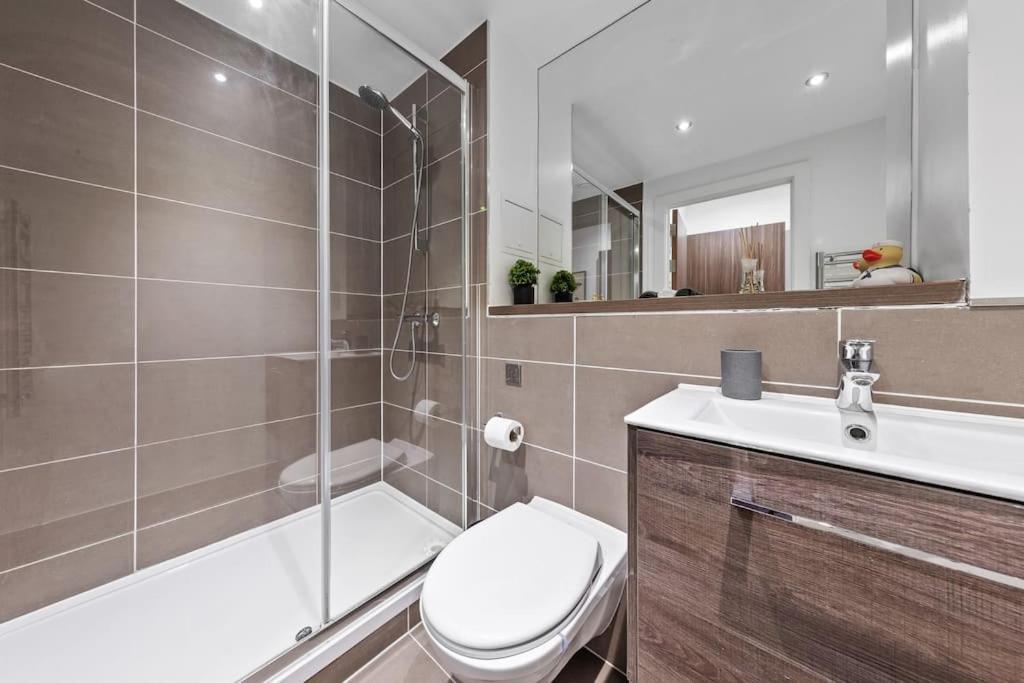 Sleep 7 20 Mins From London Waterloo Bp8 Appartement Buitenkant foto