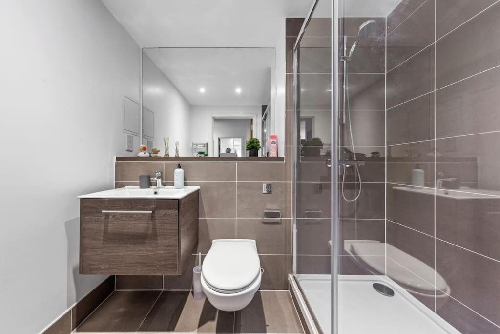 Sleep 7 20 Mins From London Waterloo Bp8 Appartement Buitenkant foto