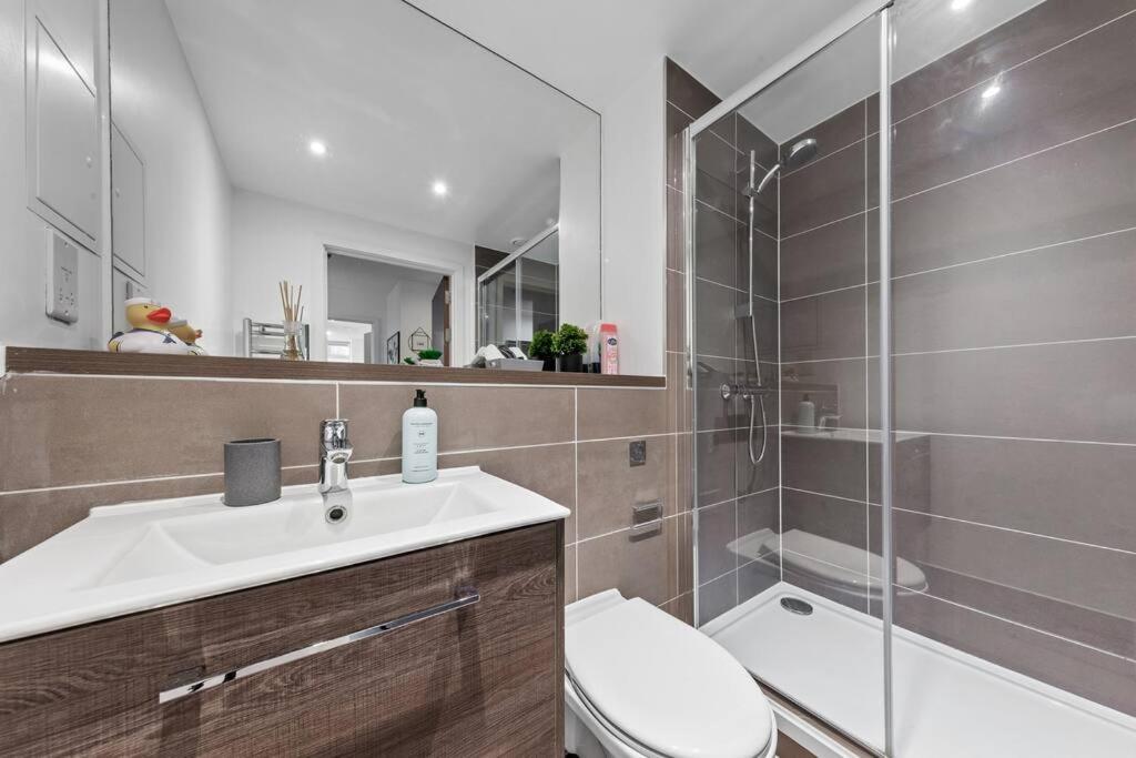 Sleep 7 20 Mins From London Waterloo Bp8 Appartement Buitenkant foto